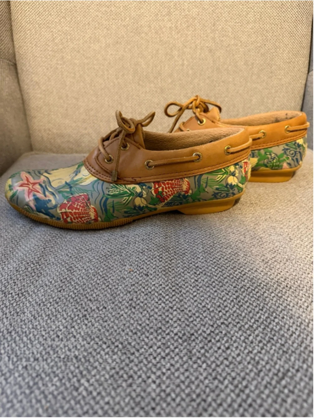 Sperry women's VTGwaterproof duck shoes with a colorful seashell and ocean wave